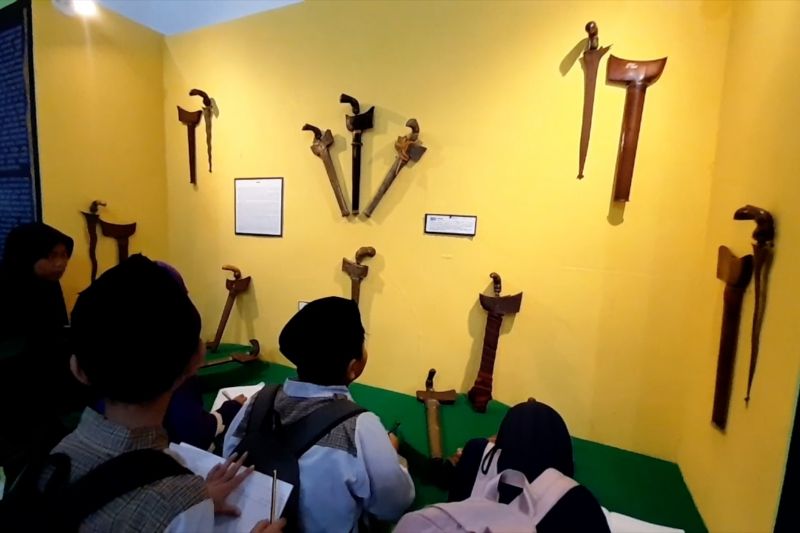 Pameran Etnografika edukasi pelajar artefak kebudayaan Sulteng