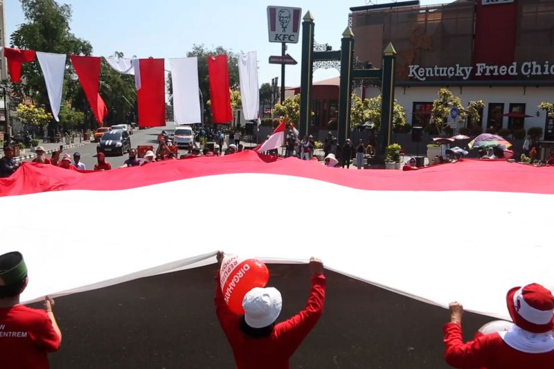 Pembentangan bendera raksasa di Surakarta