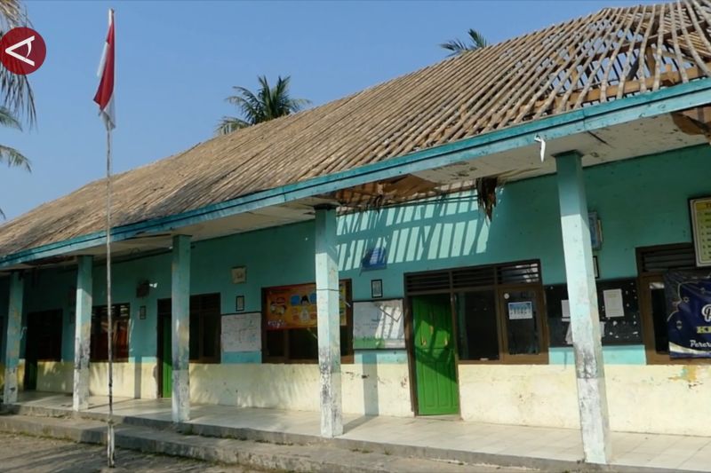 Sekolah rusak parah, siswa belajar di lapangan dan rumah warga