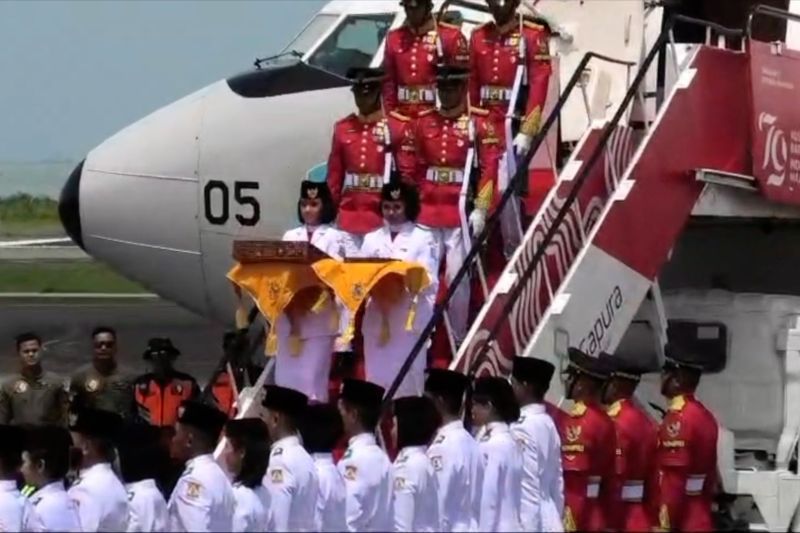 Bendera pusaka dan teks proklamasi tiba di Balikpapan dibawa ke IKN