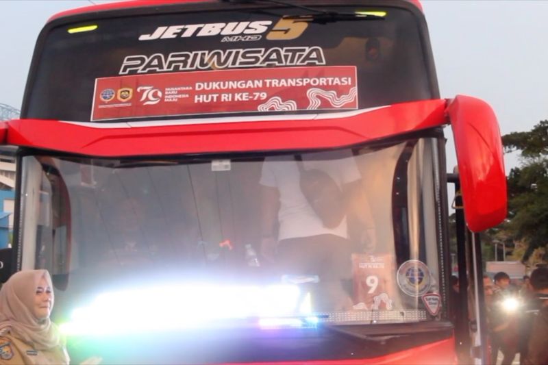 Kepala daerah se-Indonesia berangkat dari Balikpapan ke IKN dengan bus