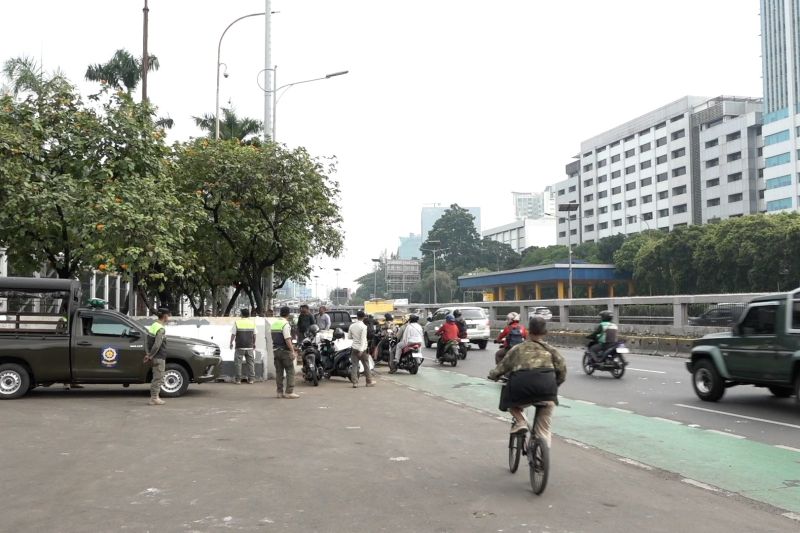 Kondisi di sekitar Gedung DPR usai aksi dukung putusan MK