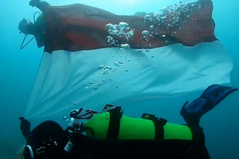 Lanal Banten gelar upacara HUT ke-79 RI di bawah laut Pulau Sangiang