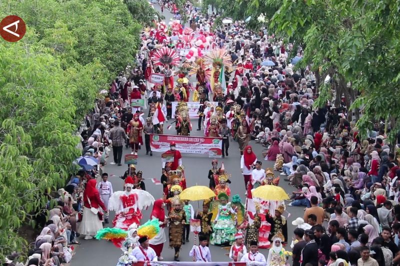 Pawai busana adat pelajar semarakkan HUT ke-79 RI di Banda Aceh