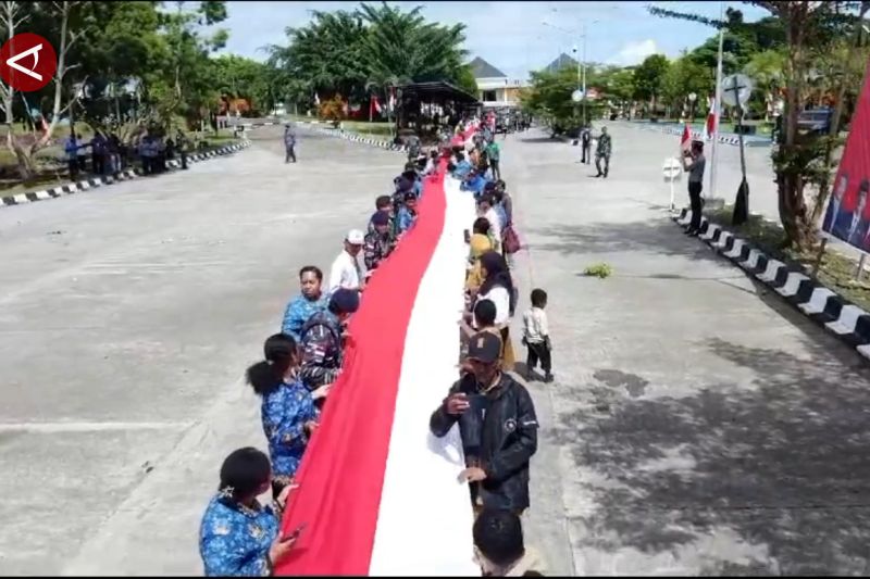 Pembentangan bendera merah putih sepanjang 1 km di perbatasan RI-PNG