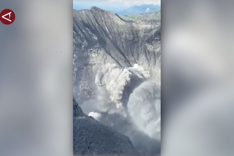 Pendaki Gunung Dukono di Halmahera Utara lari berhamburan saat erupsi