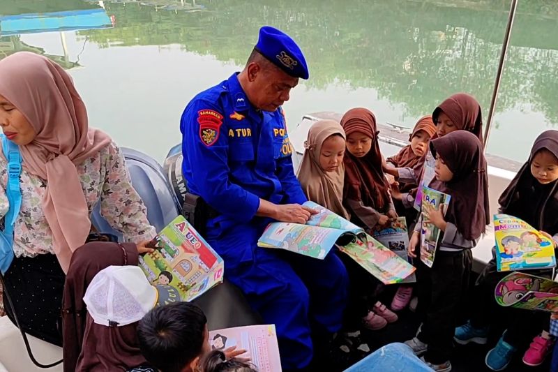 Perpustakaan dan klinik terapung Polda Banten sentuh warga pesisir