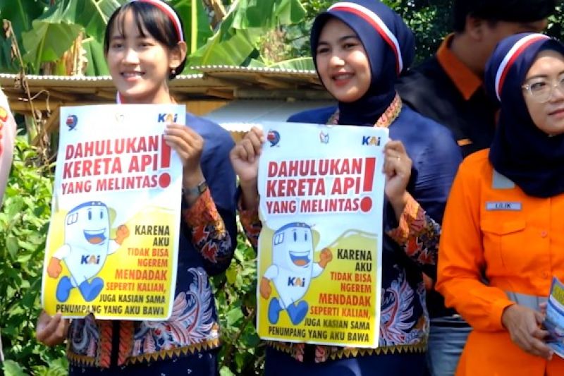 Sambut HUT ke-79 RI, Daop 9 gelorakan semangat selamat di perlintasan