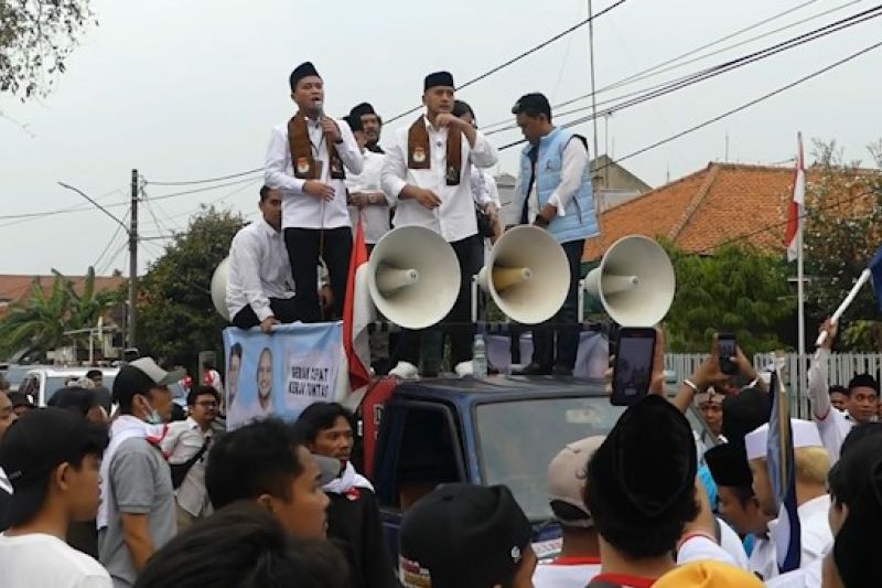 Menyimak suasana dan orasi bapaslon saat datangi KPU Kota Tangerang