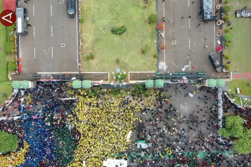 Visual aerial aksi massa dukung putusan MK di Gedung DPR