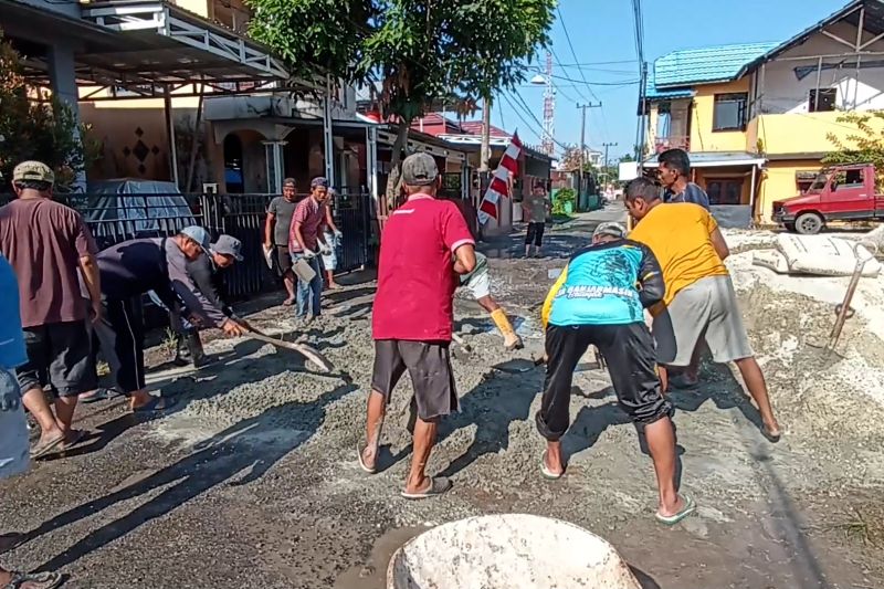 Momen HUT RI, warga Banjarmasin swadaya perbaiki jalan