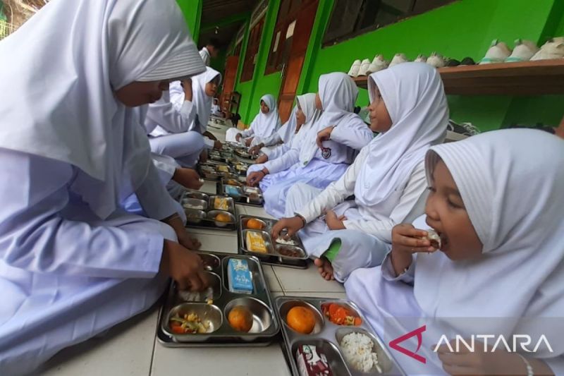 Sepekan ekonomi, Bandara IKN sampai soal makan bergizi gratis