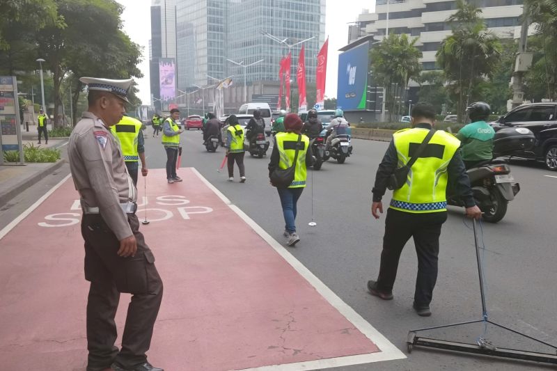 Polisi sisir ranjau paku untuk memastikan perjalanan Paus aman