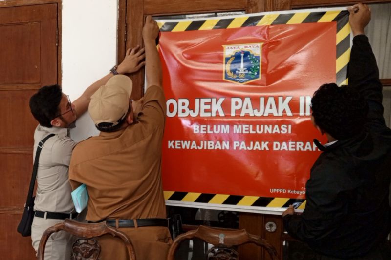 Jaksel pasang stiker di lokasi penunggak pajak