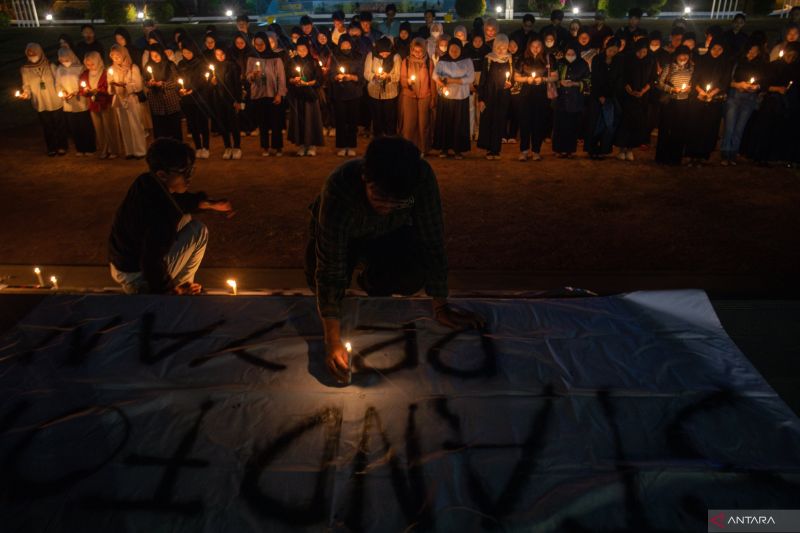 Aksi berkabung untuk mahasiswi PPDS FK Undip