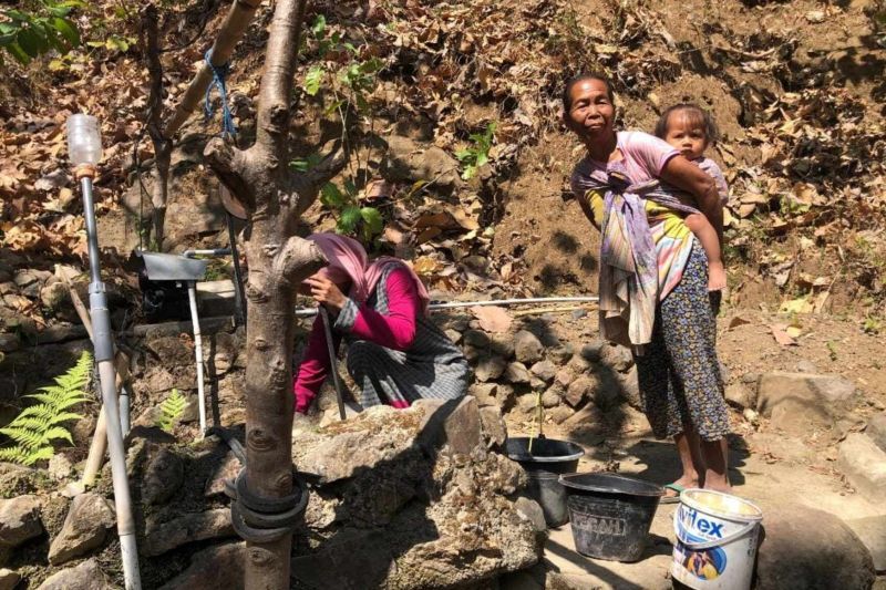 Ratusan warga di pelosok Ponorogo keluar-masuk hutan demi air bersih