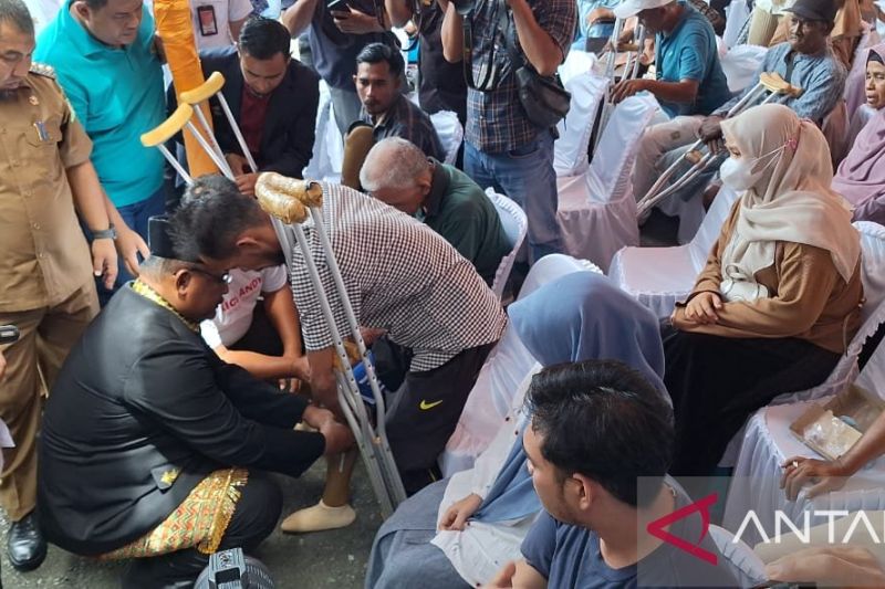 AP II Bandara SIM serahkan bantuan kaki palsu untuk 49 disabilitas