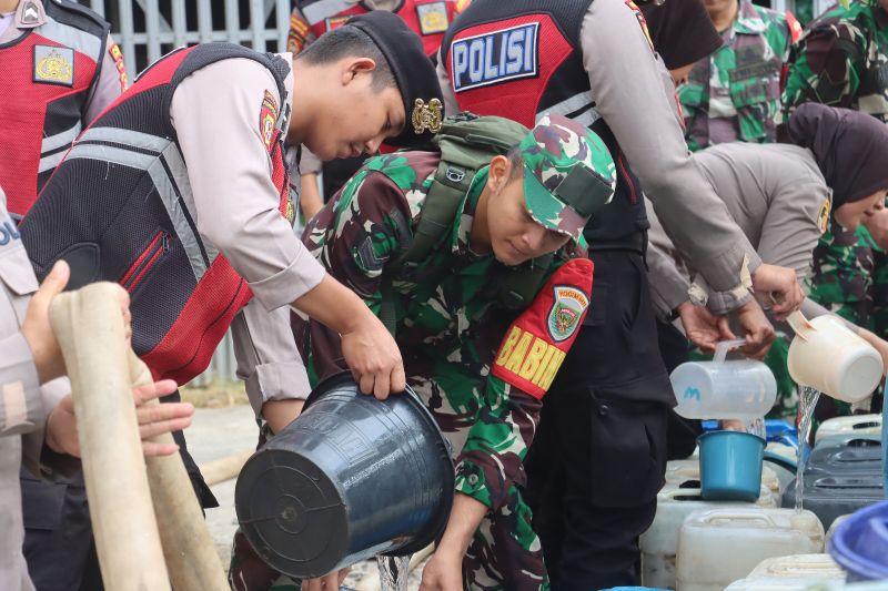 Polres Lamsel salurkan 17 ribu liter air bersih untuk warga