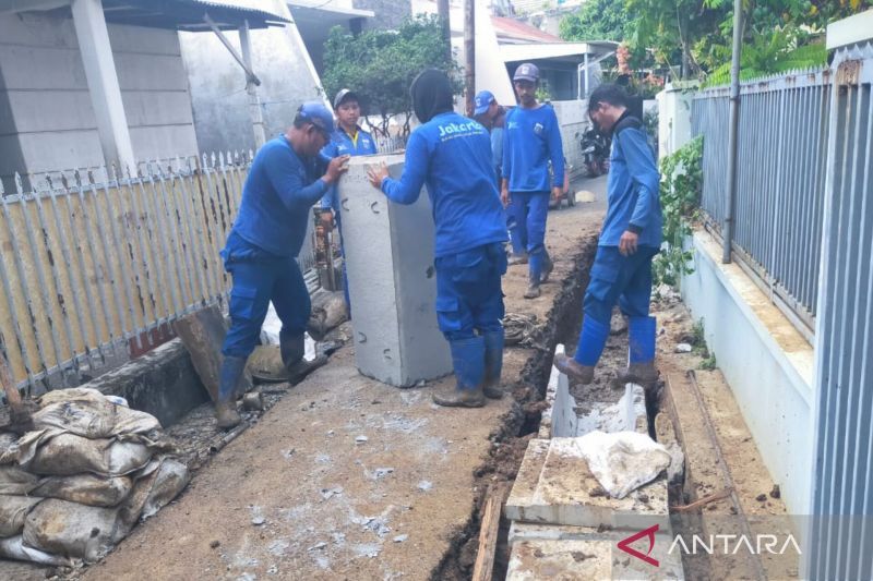 Jakpus normalisasi saluran air di Jalan Rawasari Barat