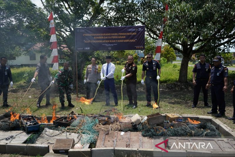 KKP musnahkan 23 alat tangkap ikan ilegal di Kalimantan Barat