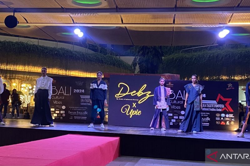 Desainer dalam negeri kenalkan tenun bomba di ajang Fashion Show Bali