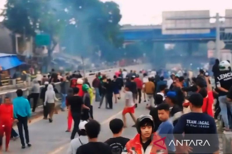 pelaku-tawuran-di-jatinegara-buang-senjata-tajam-dekat-tembok-rel-ka
