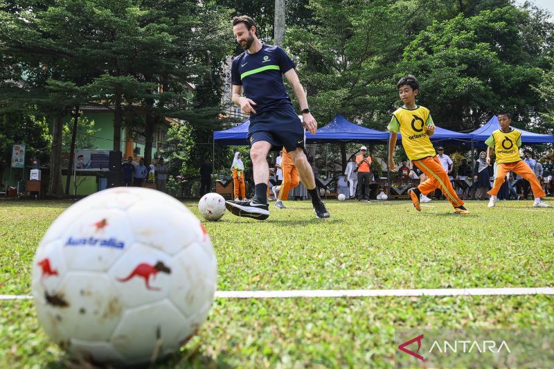 Bintang sepak bola Australia latih pelajar di Al-Syukro