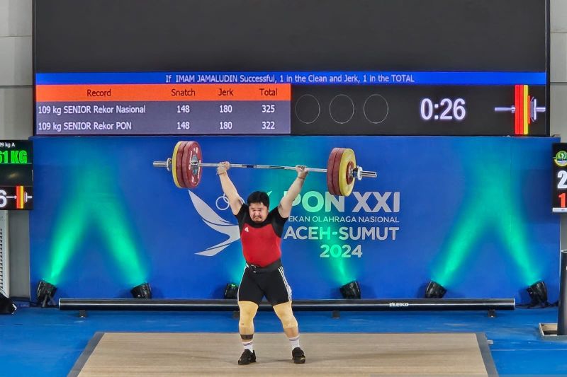 Angkat besi-Imam pecahkan sejumlah rekor saat menangi medali emas