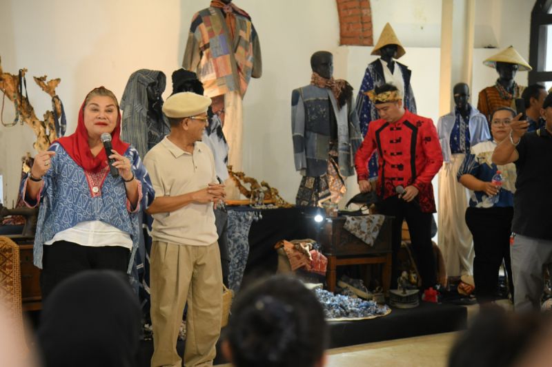 Pameran Pikat Wastra Nusantara di Semarang kenalkan desain fashion