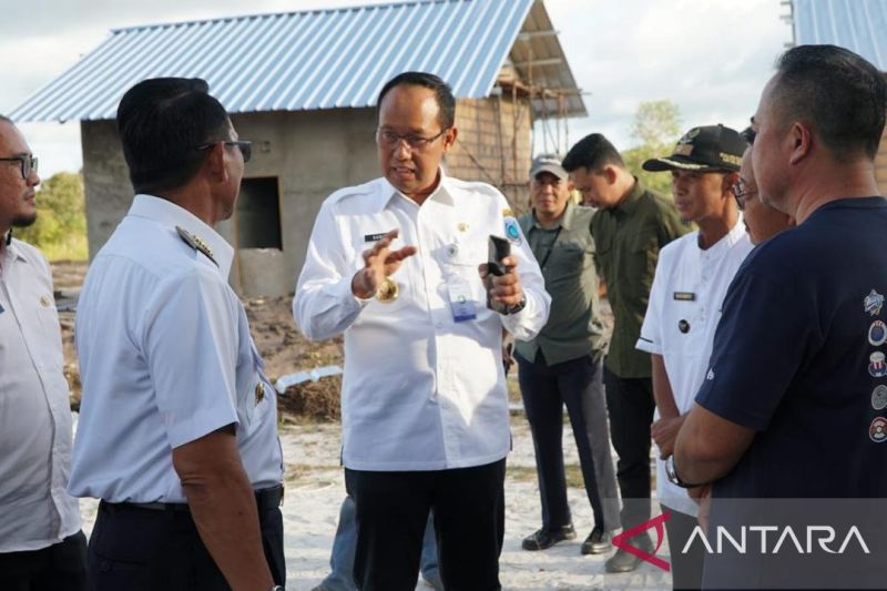 Gubernur tinjau pembangunan 70 rumah layak huni Suku Sawang