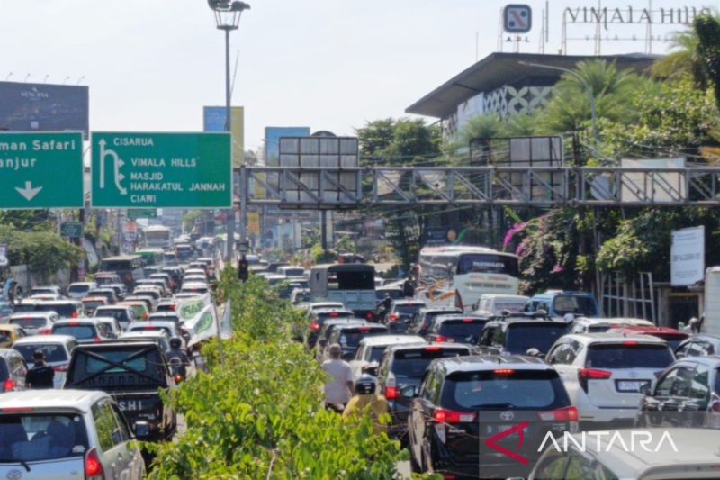 volume-kendaraan-di-jalur-wisata-puncak-meningkat-saat-libur-panjang