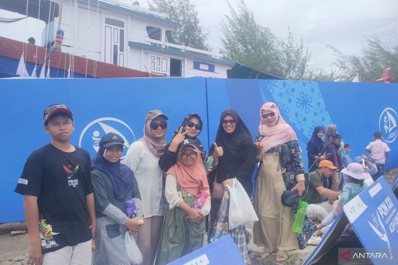 Menulis kembali wajah Aceh di Pantai Kampung Jawa