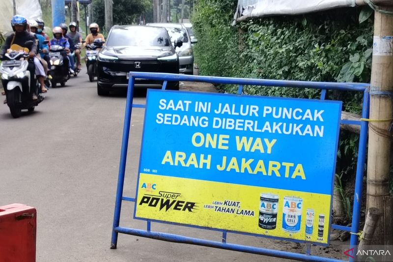 Sudah 8 jam lebih polisi tutup jalan ke Puncak untuk urai kepadatan