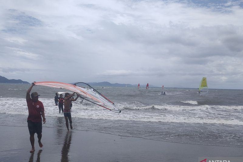 Layar - Peserta terpaksa kembali ke pantai karena cuaca tak mendukung