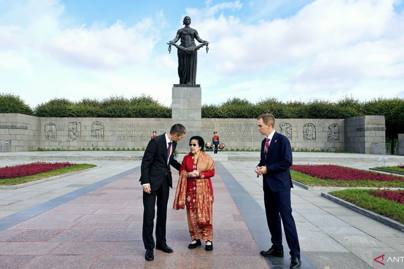 Megawati ziarah ke makam korban pengepungan Leningrad di Rusia