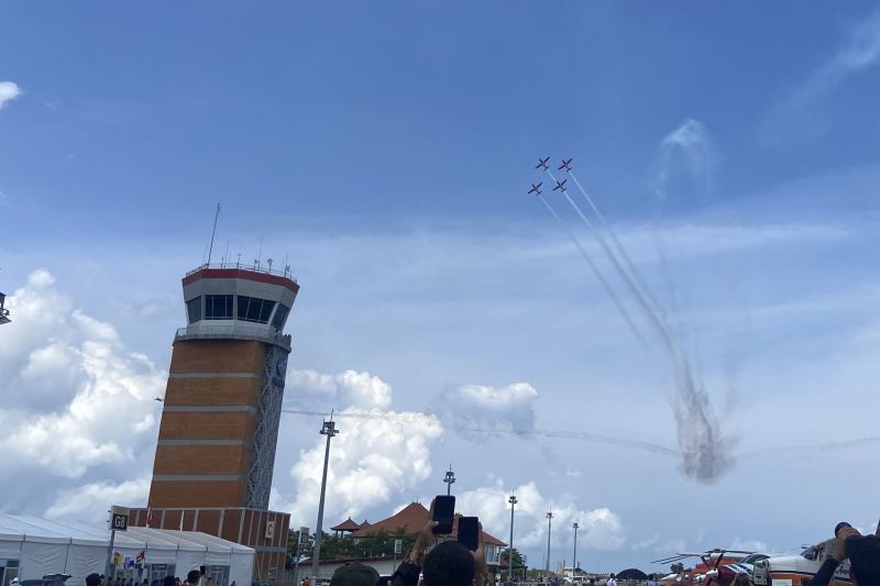 Tim Jupiter TNI AU pukau tamu pembukaan Bali International Airshow