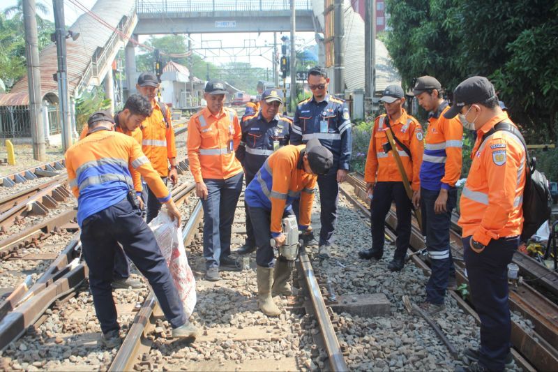 KAI Daop 1 rutin cek jalur KA guna tingkatkan keamanan perjalanan