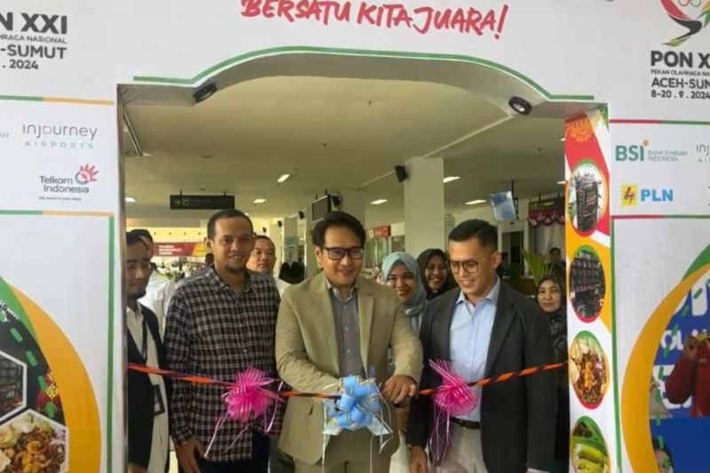 Rumah BUMN sambut kontingen PON di bandara dengan produk khas Aceh