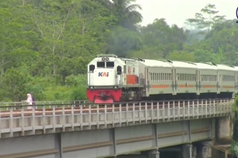 KAI: Perjalanan 11 kereta sempat terganggu akibat gempa di Bandung 