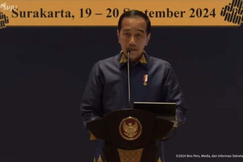 Jokowi ajak sarjana ekonomi rancang hilirisasi rumput laut dan kopi