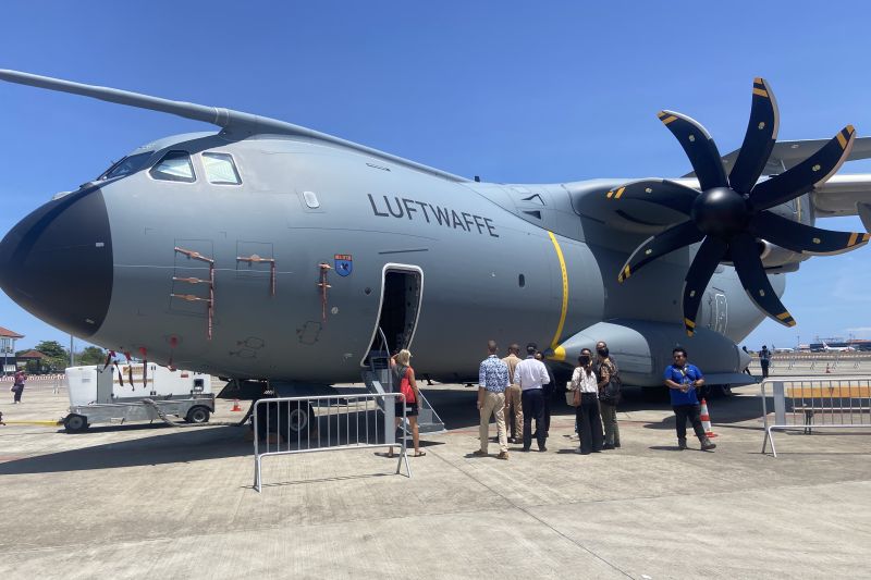 airbus-mengenalkan-pesawat-a400m-pesanan-indonesia-di-bias