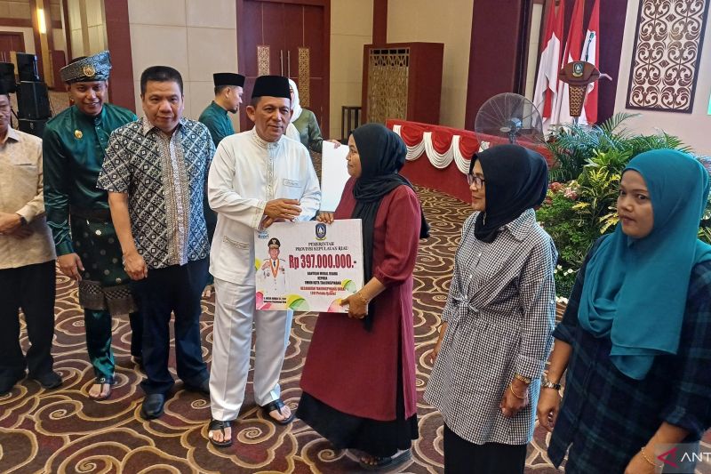 Pemprov Kepri menyalurkan bantuan pengembangan usaha bagi 1.965 UMKM 