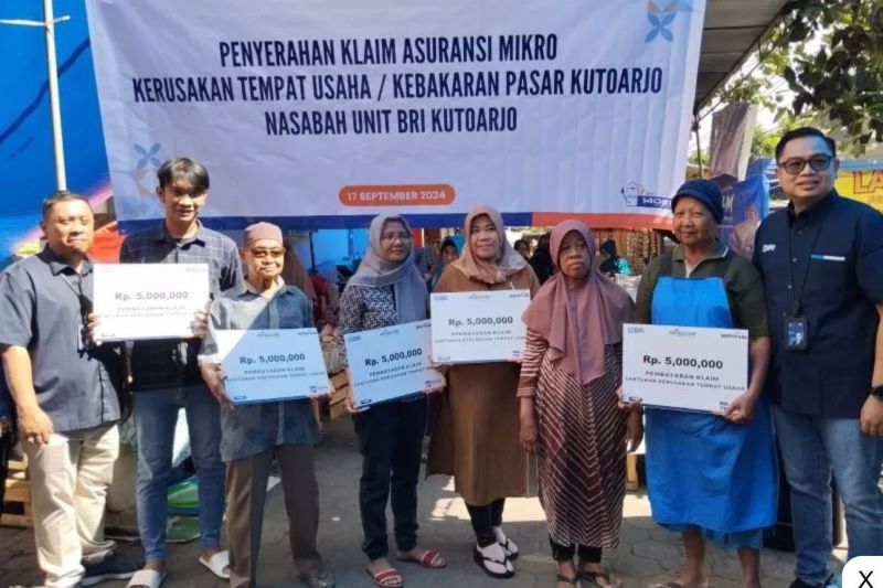 bri-insurance-serahkan-klaim-pedagang-pasar-kutoarjo-usai-kebakaran