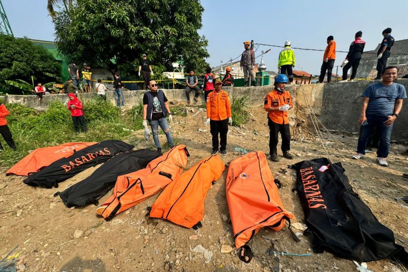 polisi-dan-bpbd-evakuasi-penemuan-tujuh-mayat-di-kali-bekasi