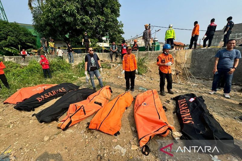 polisi-dan-bpbd-evakuasi-penemuan-tujuh-mayat-di-kali-bekasi