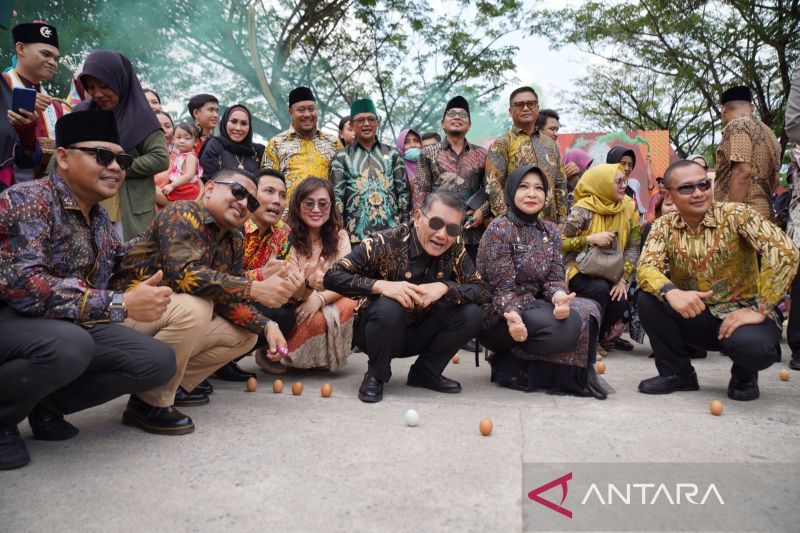 Atraksi berdirikan telur dan hilang bayangan pesona Tugu Khatulistiwa