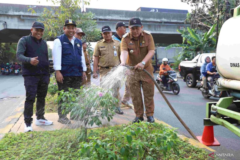 Pemkab Bekasi percantik median Jalan Kalimalang wujudkan ikon daerah