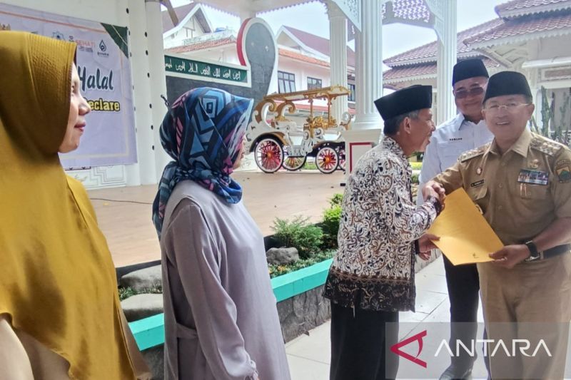 kemenag-cianjur-serahkan-150-sertifikat-halal-kepada-pelaku-usaha