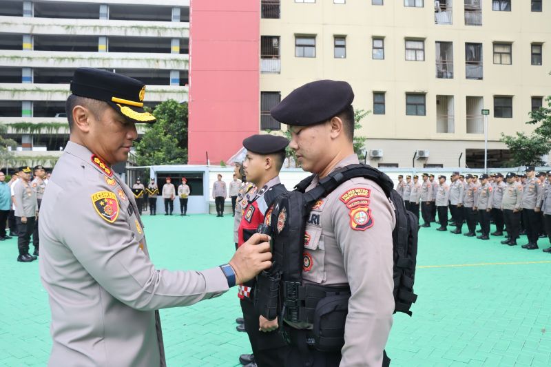 polres-jakbar-lengkapi-tim-patroli-dengan-ratusan-kamera-badan