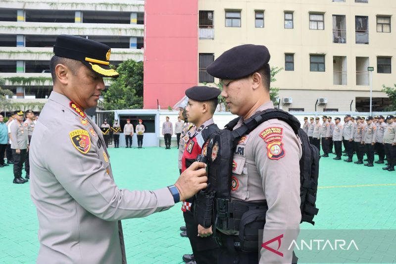 polres-jakbar-lengkapi-tim-patroli-dengan-ratusan-pasang-kamera-badan